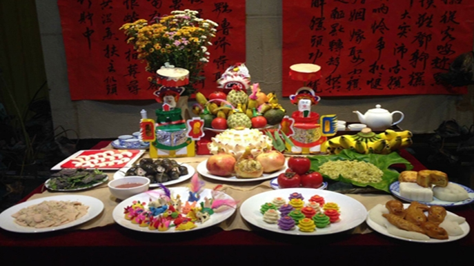 Bài cúng Trung thu - Rằm tháng 8 theo Văn khấn cổ truyền Việt Nam - NXB Văn hóa Thông tin. Con kính lạy Hoàng thiên hậu Thổ chư vị Tôn thần. Con kính lạy ngài Bản cảnh Thành hoàng, ngài Bản xứ Thổ địa, ngài Bản gia Táo quân cùng chư vị Tôn thần. Con kính lạy cao tằng Tổ khảo, cao tằng Tổ tỷ, thúc bá, đệ huynh, cô di, tỷ muội họ nội họ ngoại. Tín chủ (chúng) con là: … Tuổi: … Ngụ tại: …