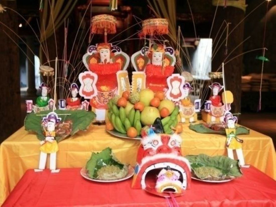 Tín chủ con lại kính mời các vị tiền chủ, hậu chủ ngụ tại nhà này, đất này đồng lâm án tiền, đồng lai hâm hưởng. Xin các ngài độ cho chúng con thân cung khang thái, bản mệnh bình an. Bốn mùa không hạn ách, tám tiết hưởng vinh quang thịnh vượng.