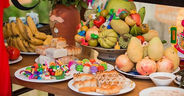 Chúng con kính mời các cụ Tổ khảo, Tổ tỷ, chư vị hương linh gia tiên nội ngoại …, cúi xin thương xót con cháu linh thiêng hiện về, chứng giám tâm thành, thụ hưởng lễ vật.