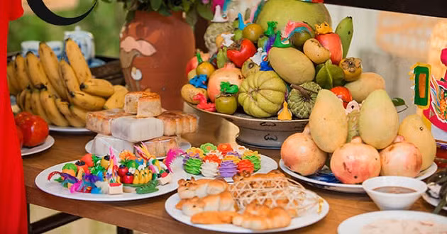 Chúng con kính mời các cụ Tổ khảo, Tổ tỷ, chư vị hương linh gia tiên nội ngoại …, cúi xin thương xót con cháu linh thiêng hiện về, chứng giám tâm thành, thụ hưởng lễ vật.