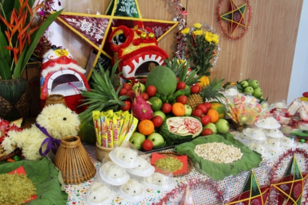 Hôm nay là ngày Rằm tháng 8 gặp tiết Trung thu, tín chủ chúng con thành tâm sắm lễ, hương hoa trà quả, thắp nén tâm hương dâng lên trước án.