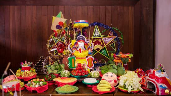 Chúng con kính mời ngài Bản cảnh Thành hoàng Chư vị Đại Vương, ngài Bản xứ Thần linh Thổ địa, ngài Bản gia Táo quân, Ngũ phương, Long mạch, Tài thần. Cúi xin các ngài giáng lâm trước án chứng giám lòng thành thụ hưởng lễ vật.