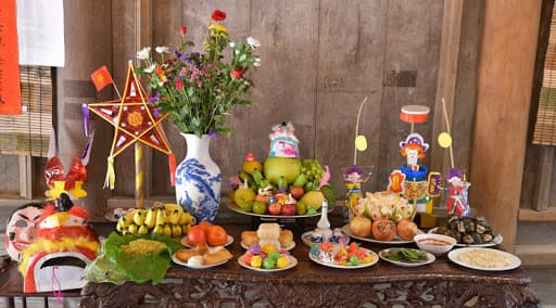 Cúng Trung thu giờ nào? Dân gian thường cho rằng các vị thần dùng bữa sớm. Vì vậy, lễ cúng thường được thực hiện sớm. Nếu làm vào chiều 14 hoặc chiều 15 âm lịch, nên cúng xong trước 6-7 giờ tối. Nếu làm vào sáng 15 âm lịch, nên cúng xong trước 9-10 giờ.