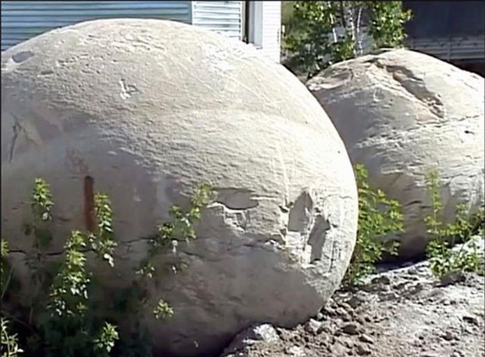 10 quả cầu nàygiống như thể đã được chôn cất cẩn thận bởi một người khổng lồ thời tiền sử và chỉ được tìm thấy trong nhiều thiên niên kỷ sau đó. Các nhà khoa học đã đến tận nơi để nghiên cứu và tin chắc rằng 10 quả cầu này không phải sản phẩm do con người tạo ra. Họ cho rằng chúngđược hình thành bởi một quá trình tự nhiên được ví như sự hình thành của ngọc trai.