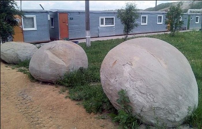 Tháng 6/2016, 10 quả cầu màu trắng xám với kích thước khổng lồ đã được tìm thấy 30 m dưới lòng đất tại một mỏ than ở khuSereulsky, thuộcquận Nazarovo,vùng Krasnoyarsk, nước Nga. Sau khi được công nhân mỏ than đào lên, 10 quả cầu này đã được xếp ngẫu nhiên trên lề đường, khiến người ta vô cùng khó hiểu và tò mò, không biết chúng là trứng khủng long, thiên thạch hay dấu hiệu của một nền văn minh cổ đại?