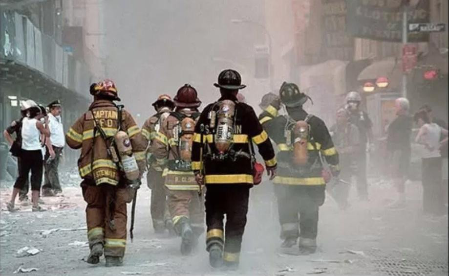 Theo báo cáo của Ủy ban 11/9, các nhân viên cứu hỏa bên trong tòa tháp phía bắc nghe được lệnh đã cố thoát ra khỏi tòa nhà nhanh nhất có thể.