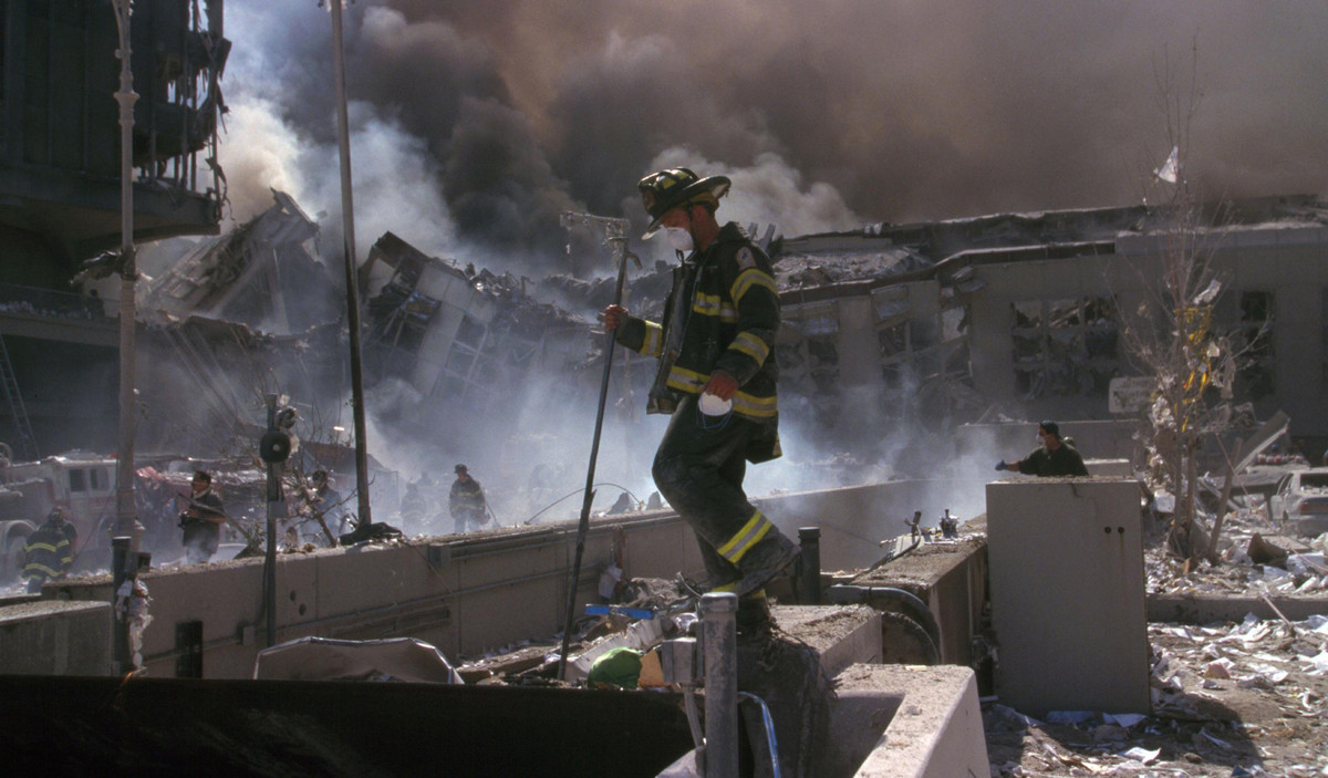 Theo một báo cáo của Ủy ban 11/9 và thông tin có được trong cuộc phỏng vấn với Đại úy Paul Conlon, lính cứu hỏa thuộc FDNY, người đã chứng kiến sự việc, trường hợp thiệt mạng đầu tiên xảy ra vào khoảng 9 giờ 30 sáng, khi một người nhảy từ tòa tháp phía nam và rơi trúng vào lính cứu hỏa Daniel Suhr khiến cả hai thiệt mạng.