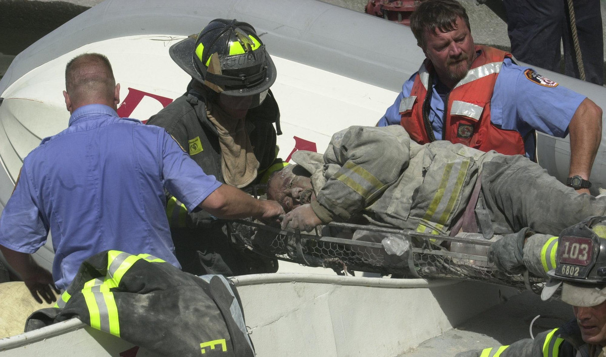 Hình ảnh những người lính cứu hỏa quên mình vì đồng loại, là những hình ảnh đẹp nhất về tình người giữa thảm kịch kinh hoàng nhất nước Mỹ trong thế kỷ XXI.