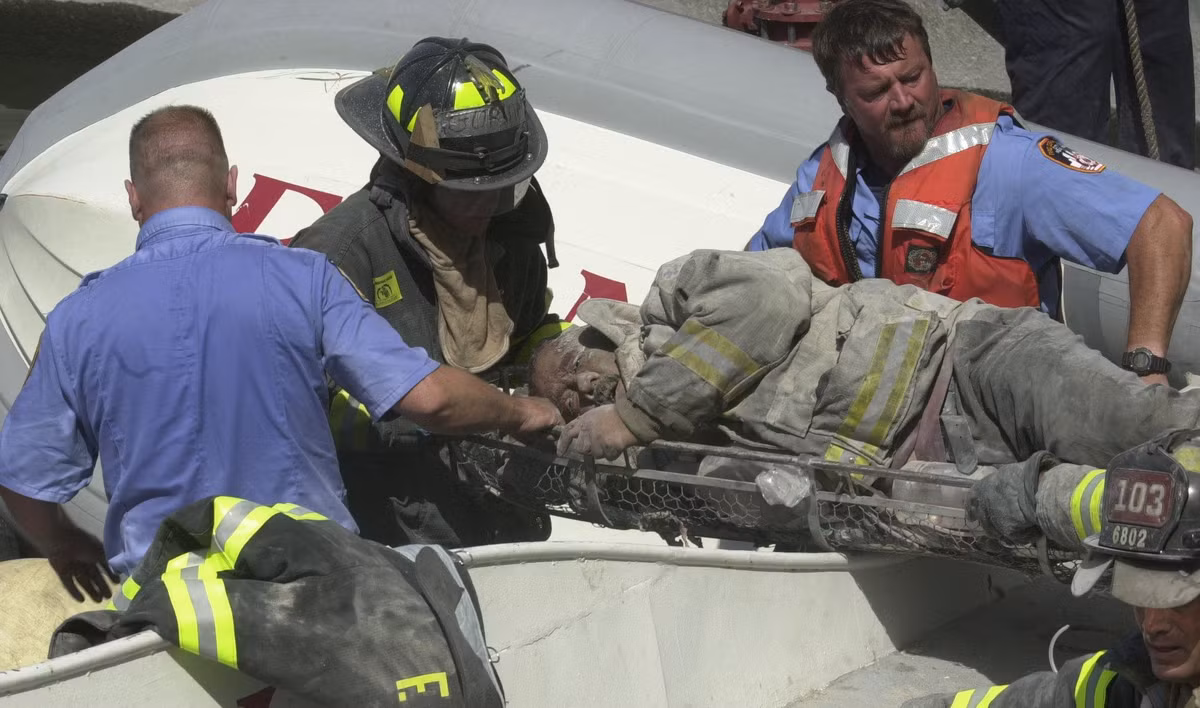 Hình ảnh những người lính cứu hỏa quên mình vì đồng loại, là những hình ảnh đẹp nhất về tình người giữa thảm kịch kinh hoàng nhất nước Mỹ trong thế kỷ XXI.