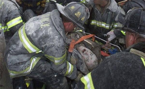 Một số nhóm đã không ngay lập tức tiến hành việc sơ tán của chính họ để giúp đỡ những người gặp khó khăn trong việc thoát ra ngoài, trong khi những người khác nán lại tìm kiếm những người lính cứu hỏa khác để họ có thể cùng nhau thoát khỏi tòa nhà sắp sụp đổ.