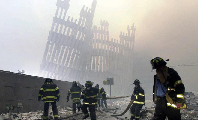 Thay vào đó, họ dồn mọi nguồn lực vào sứ mệnh sơ tán những nhân viên văn phòng đang ở bên trong hai tòa nhà khổng lồ, từng là niềm tự hào của New York và nước Mỹ.