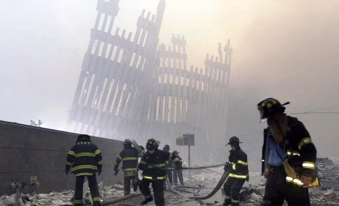 Thay vào đó, họ dồn mọi nguồn lực vào sứ mệnh sơ tán những nhân viên văn phòng đang ở bên trong hai tòa nhà khổng lồ, từng là niềm tự hào của New York và nước Mỹ.