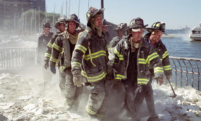 Leo lên thang cứu hộ với bộ quần áo bảo hộ dày cộp và mang theo nhiều thiết bị là một công việc đòi hỏi nhiều sức lực, ngay cả đối với những người lính cứu hỏa có thể chất tốt.