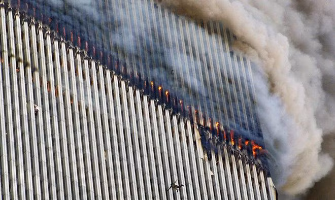 Nhiều người không ở gần cửa sổ thậm chí còn không biết rằng tháp phía nam đã sụp đổ, mặc dù họ đã cảm nhận được luồng gió giật mạnh và thổi ào ào đẩy đám mây mảnh vụn lên tháp phía bắc.