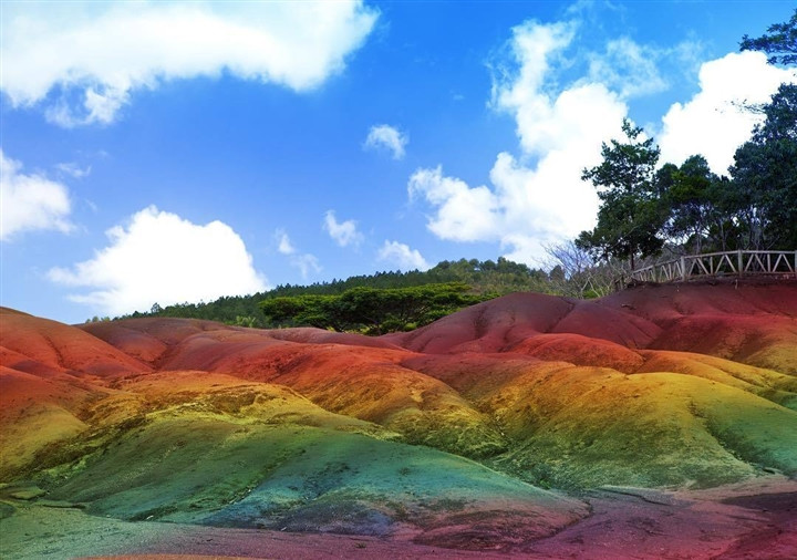 Trải bao nghìn năm nay, vẻ đẹp của vùng đất vẫn như thuở nguyên sơ bất chấp thời tiết, mưa, xói mòn. Người dân nơi đây vô cùng tự hào, hãnh diện vì được sống cạnh vùng đất 7 sắc màu bởi họ cho rằng nơi đây từng là chốn ở của thần tiên. (Ảnh: Twitter).