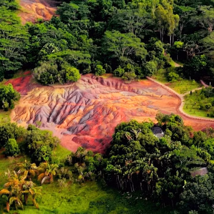  Địa danh Seven Coloured Earth nằm gần ngôi làng Chamarel, đảo quốc Mauritius, miền Tây Nam Ấn Độ Dương được biết đến bởi những dải đất và đụn cát với những sắc màu độc đáo: màu nâu đỏ, tím, xanh lá cây, xanh dương, tím và màu vàng. (Ảnh: Chamarel 7 Coloured Earth Geopark)