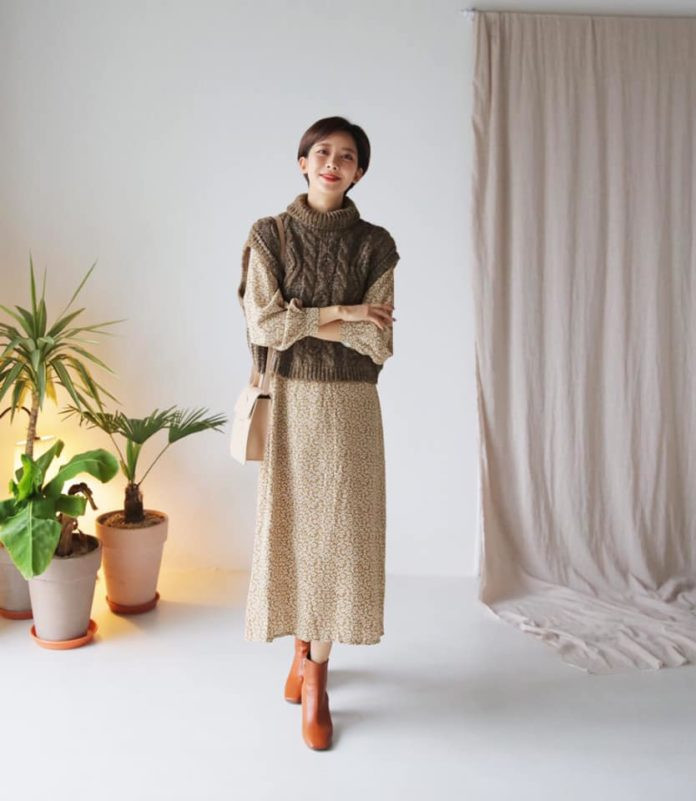 Bạn sẽ có một set đồ mang đậm chất vintage khi kết hợp váy suông dài tay và áo len