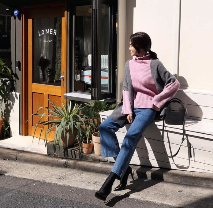 Sự kết hợp quen thuộc nhưng chưa bao giờ quần jeans và áo len trở nên nhàm chán.