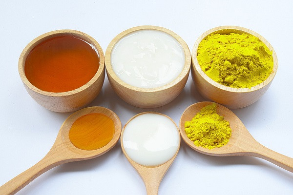 Mặt nạ sữa chua kết hợp tinh bột nghệ vừa giúp giảm nám, vừa ngăn ngừa sự hình thành các vết nám mới, giúp làn da trắng sáng không tì vết.