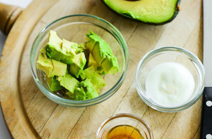 Mặt nạ sữa chua bơ nghiền nhuyễn giúp làm sáng da, ngăn ngừa mụn và giảm khô sần, cung cấp độ ẩm và dưỡng chất giúp da mềm mại.