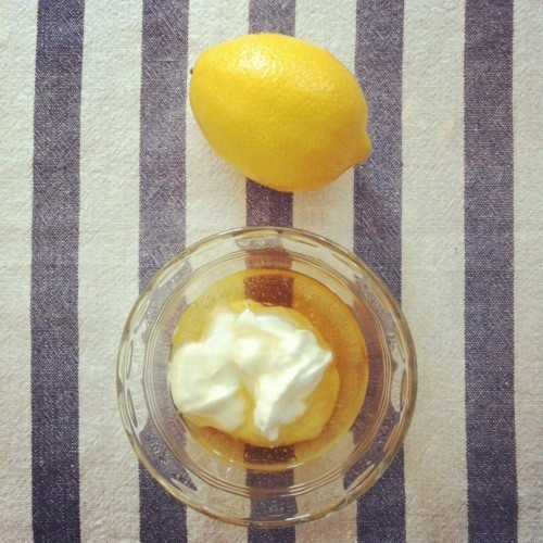 Đắp mặt nạ sữa chua, nước cốt chanh và lòng trắng trứng gà, tỉ lệ 5:1:1, để trong 20 phút rồi rửa lại bằng nước ấm. Loại mặt nạ này phù hợp với da dầu, giúp bạn có là da trắng sáng, tươi tắn, kiềm dầu tốt nhưng không làm khô da.