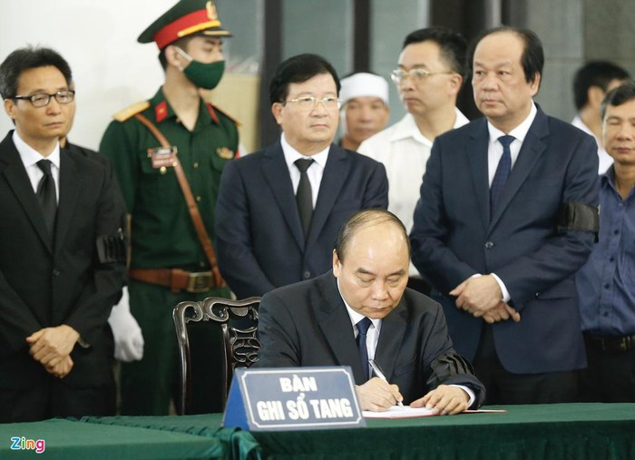 "Vô cùng thương tiếc đồng chí Vũ Mão, người cán bộ lãnh đạo tận tình, sôi nổi, nhiệt huyết với công việc được Đảng, Nhà nước nhân dân giao phó", Thủ tướng Nguyễn Xuân Phúc viết trong sổ tang.