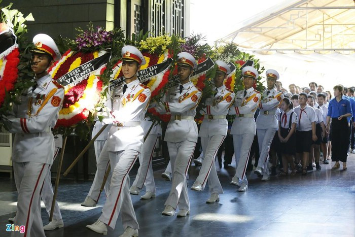 Dòng người đến tiễn đưa Chủ tịch Văn phòng Quốc hội Vũ Mão về nơi an nghỉ.