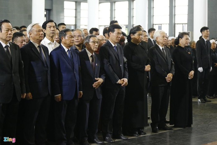 Đoàn Ủy ban Thường vụ Quốc hội do Ủy viên Bộ Chính trị, Chủ tịch Quốc hội Nguyễn Thị Kim Ngân dẫn đầu vào viếng.