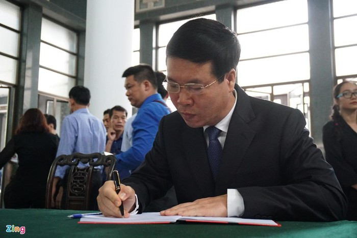 Trưởng ban Tuyên giáo Trung ương Võ Văn Thưởng viết: "Anh luôn mang đến cho mọi người năng lực tích cực, tin tưởng vào những điều tốt đẹp. Kính cẩn nghiêng mình vĩnh biệt anh".