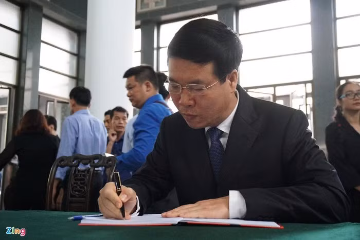 Trưởng ban Tuyên giáo Trung ương Võ Văn Thưởng viết: "Anh luôn mang đến cho mọi người năng lực tích cực, tin tưởng vào những điều tốt đẹp. Kính cẩn nghiêng mình vĩnh biệt anh".