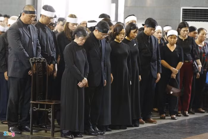 Gia đình trong phút mặc niệm, tưởng nhớ đến nguyên Chủ nhiệm Văn phòng Quốc hội Vũ Mão.