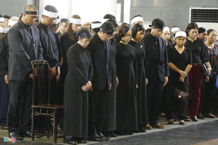 Gia đình trong phút mặc niệm, tưởng nhớ đến nguyên Chủ nhiệm Văn phòng Quốc hội Vũ Mão.