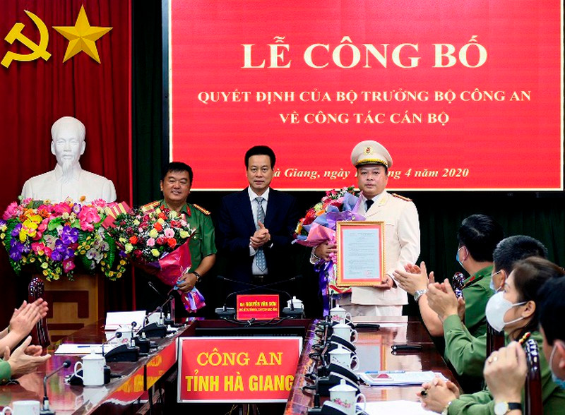 Tân Giám đốc công an tỉnh Hà Giang: Ngày 17/4, thượng tướng Lê Quý Vương đã trao quyết định điều động đại tá Hầu Văn Lý - Giám đốc công an tỉnh Hà Giang giữ chức vụ Phó chánh văn phòng Bộ công an và bổ nhiệm đại tá Phan Huy Ngọc - Phó giám đốc công an tỉnh Phú Thọ giữ chức Giám đốc công an tỉnh Hà Giang. (Ảnh: Chủ tịch UBND tỉnh Hà Giang tặng hoa, chúc mừng đại tá Hầu Văn Lý và đại tá Phan Huy Ngọc. Nguồn: UBND tỉnh Hà Giang)
