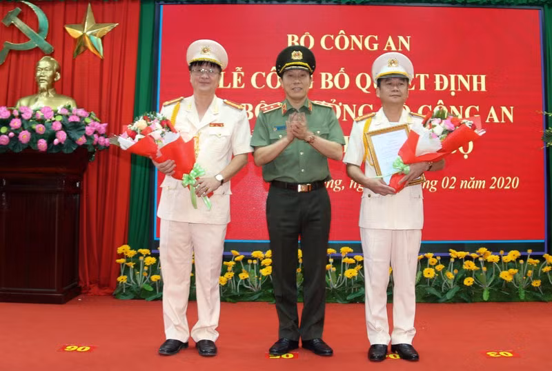 Còn Đại tá Lê Minh Quang - Giám đốc Công an tỉnh Sóc Trăng được Bộ Công an điều động, bổ nhiệm làm phó chánh Văn phòng Bộ Công an. (Đại tá Nguyễn Minh Ngọc bên phải. Ảnh: PLO)