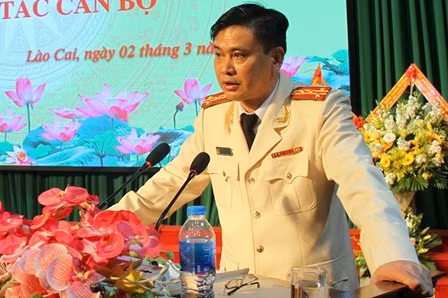 Được biết, Đại tá Lưu Hồng Quảng sinh năm 1968, quê quán huyện Quảng Xương, tỉnh Thanh Hóa, có trình độ chuyên môn tiến sỹ. Ông Quảng tham gia vào công an nhân dân năm 1986 và đảm nhiệm các chức vụ khác nhau tại Cục An ninh đối ngoại Bộ Công an. Tháng 9/2014, ông được Bộ Công an luân chuyển, bổ nhiệm giữ chức vụ Phó Giám đốc Công an tỉnh Lào Cai. (Ảnh: Công an Lào Cai)