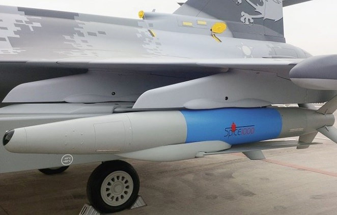 "SPICE" thực ra là một bộ công cụ hướng dẫn được điều khiển bởi EO / GPS do Israel phát triển. Chúng có nhiệm vụ chuyển đổi bom không điều khiển được bằng không khí thành bom dẫn đường chính xác.