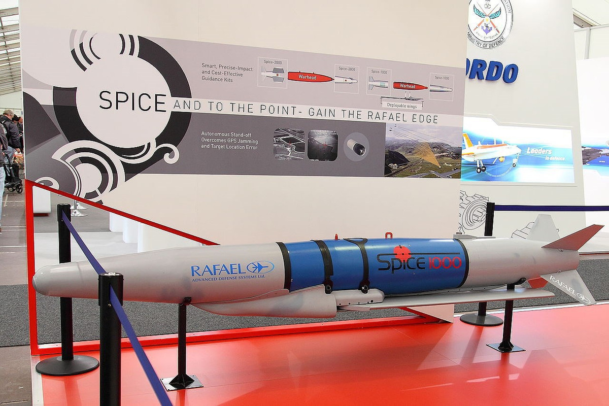 Nó có thể xuyên qua lớp bê tông dày 0,9 m sau đó phát nổ để phá hủy toàn bộ kết cấu công trình.