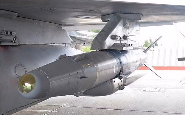 Tuy nhiên, đây không phải là phiên bản bom Spice-2000 và dù có độ chính xác cực cao nhưng nó lại không có đủ sức công phá để phá hủy toàn bộ ngôi nhà.