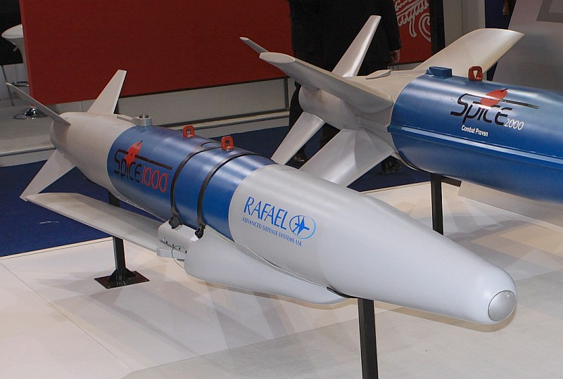 India Times dẫn nguồn tin từ các quan chức cấp cao không quân Ấn Độ (IAF) cho biết, họ sẽ nhận siêu bom xuyên cứng thông minh Spice-2000 vào trung tuần tháng 9 này.