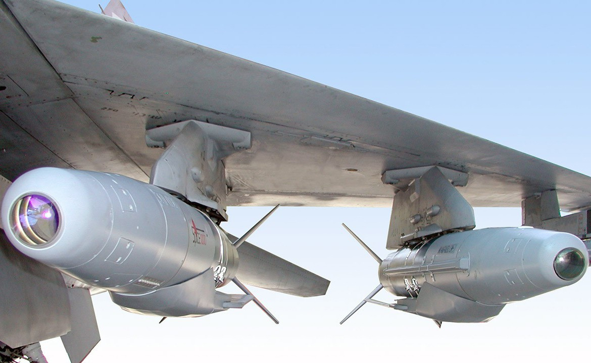 Spice-2000 là phiên bản bom xuyên cứng được trang bị đầu đạn Mk84 nặng 429 kg.