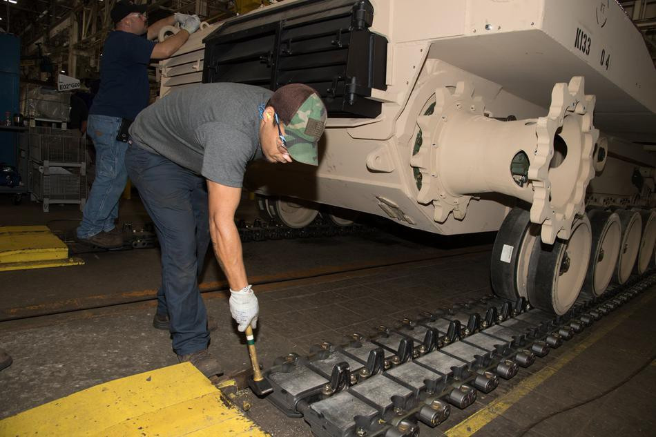 Trung tâm sản xuất Hệ thống kết hợp thuộc sở hữu chính phủ nhưng được điều hành bởi Tập đoàn công nghiệp quốc phòng khổng lồ quốc phòng General Dynamics.