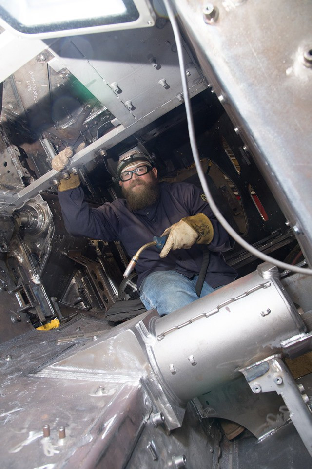 Điểm nhấn của M1A2 SEPv3 đó là xe được trang bị hệ thống phòng vệ chủ động Trophy do Israel sản xuất có khả năng vô hiệu hóa mọi loại đạn xuyên lõm lẫn đạn xuyên động năng, đi kèm các lớp giáp bổ sung và máy tính kiểm soát bắn cực kỳ tinh vi "không có đối thủ".