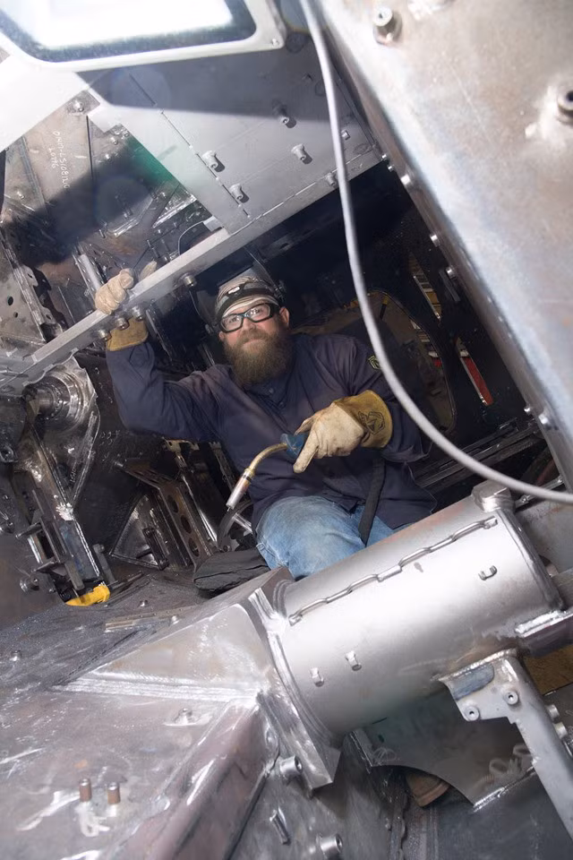 Điểm nhấn của M1A2 SEPv3 đó là xe được trang bị hệ thống phòng vệ chủ động Trophy do Israel sản xuất có khả năng vô hiệu hóa mọi loại đạn xuyên lõm lẫn đạn xuyên động năng, đi kèm các lớp giáp bổ sung và máy tính kiểm soát bắn cực kỳ tinh vi "không có đối thủ".