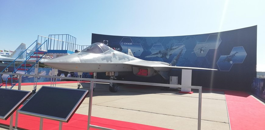 Trong khuôn khổ triển lãm hàng không quốc tế Moskva - MAKS 2019, hình ảnh thu hút nhiều sự quan tâm nhất của giới truyền thông chính là Tổng thống Thổ Nhĩ Kỳ Tayyip Erdogan quan sát rất kỹ tiêm kích tàng hình Su-57E.