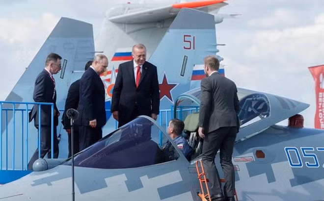 Hiện tại ngoài Mỹ thì chỉ có Nga tuyên bố sẵn sàng xuất khẩu tiêm kích thế hệ 5, bởi vậy Su-57 trở thành lựa chọn khả dĩ duy nhất của Thổ Nhĩ Kỳ, bên cạnh đó họ có thể mua thêm một số Su-35S để đảm nhiệm vai trò hỗ trợ.