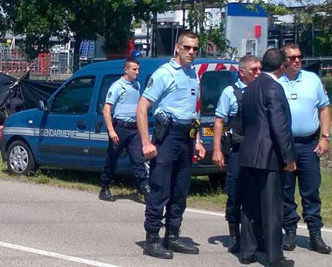 Vào ngày 26/6/2015, người dân Pháp cũng bàng hoàng trước vụ tấn công một nhà máy khí đốt ở thị trấn Saint-Quentin-Fallavier, Đông Nam Pháp. Vụ tấn công này khiến một người thiệt mạng, 2 người khác bị thương. Kinh hãi hơn, ngay tại hiện trường, người ta còn phát hiện được thủ cấp của một người với dải băng viết bằng tiếng Arab. Vụ việc một lần nữa cho thấy mức độ đẫm máu kinh hoàng của hành động tấn công khủng bố nhằm vào nước Pháp.