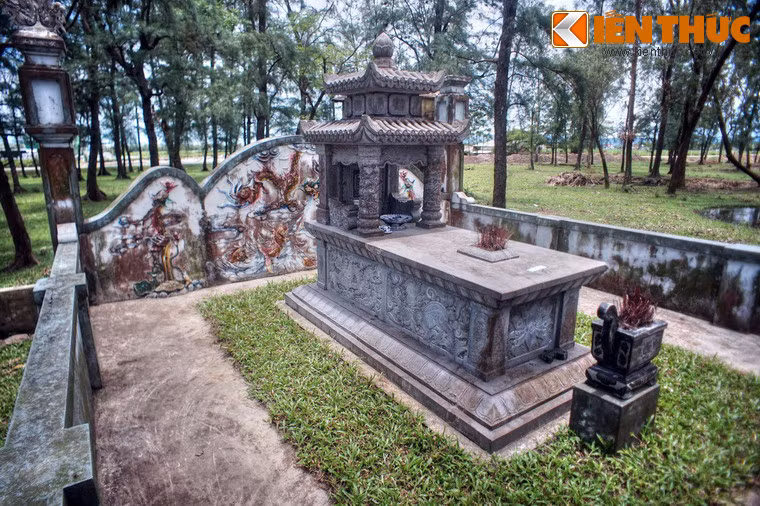 Sau khi mất, ông được táng tại Cầu Già, thuộc xóm Đông, xã Thạch Liên.