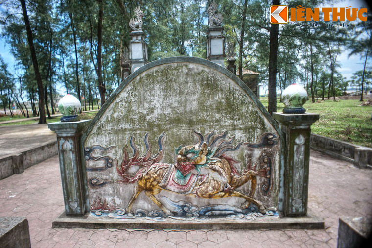 Vì là ấm sinh xuất thân nên Võ Tá Sắt được bổ làm quan với chức quản binh, nhiều lần phụng chỉ đi đánh giặc lập công, được vua Lê, chúa Trịnh tin dùng.