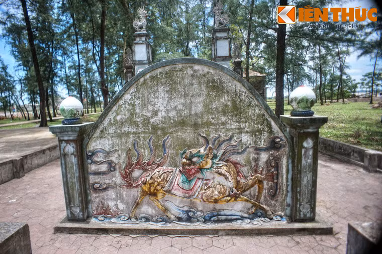 Vì là ấm sinh xuất thân nên Võ Tá Sắt được bổ làm quan với chức quản binh, nhiều lần phụng chỉ đi đánh giặc lập công, được vua Lê, chúa Trịnh tin dùng.