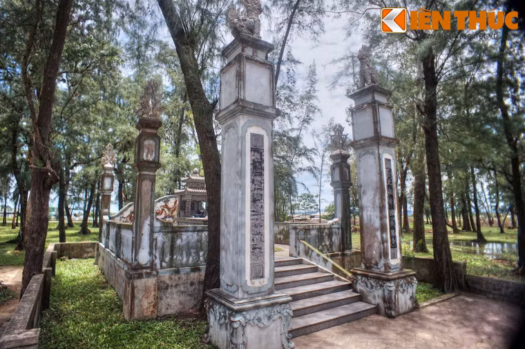 Không chút chần chừ, ông đã dứt con ngươi ấy bỏ vào mồm nuốt chửng rồi lại thúc quân tả xung hữu đột đánh giặc.